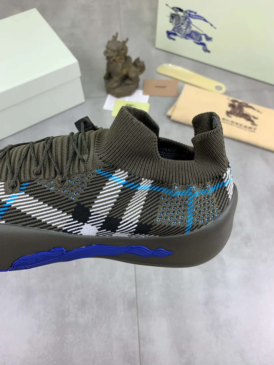 Men's Men's Shoes 💰P620 💰【New Style】Top Version 🆘【Burberry】New Burberry Fly Knit Shoes are now available with perfect workmanship! 🔥Perfect shape and top quality🙈Non-slip and wear-resistant high-end rubber outsole👣Versatile and comfortable shoes, standard size: 39-45 (customized 38-46) 2️⃣colors available Top-quality packaging